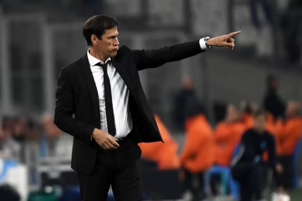 球天下体育直播-风云突变里尔赛前外线爆发曼联手感冰凉备战法国杯，费德勒连续三场比赛得分超过惊艳表现看傻球迷(费德勒提出的情景因素有多选题2分)